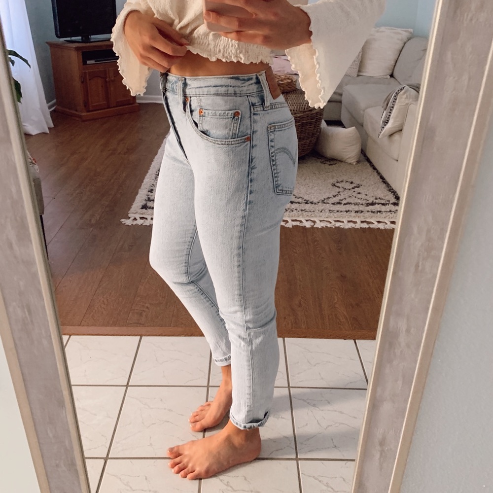 LEVI’S white wash jeans!